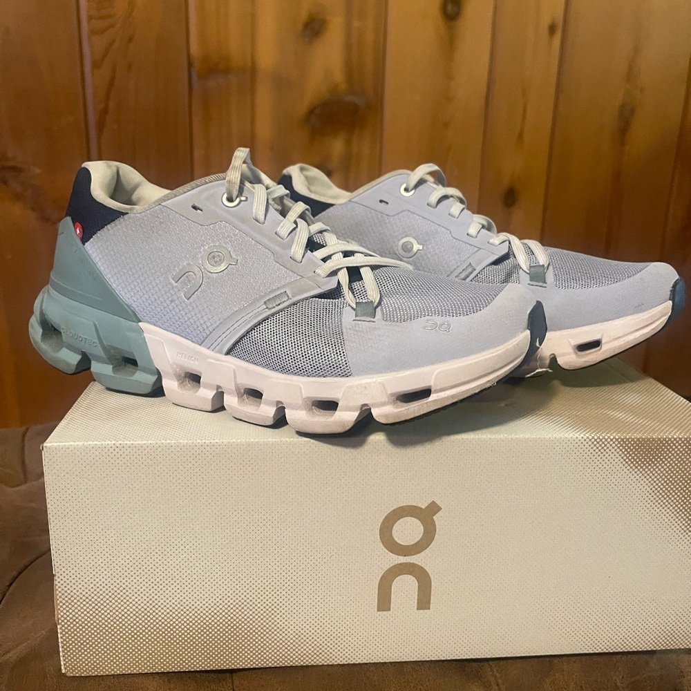 On Cloud Cloudflyer 4 women’s tennis shoe size 7.5.  Worn 3 times.